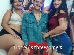 Hot_girls_threesome_x